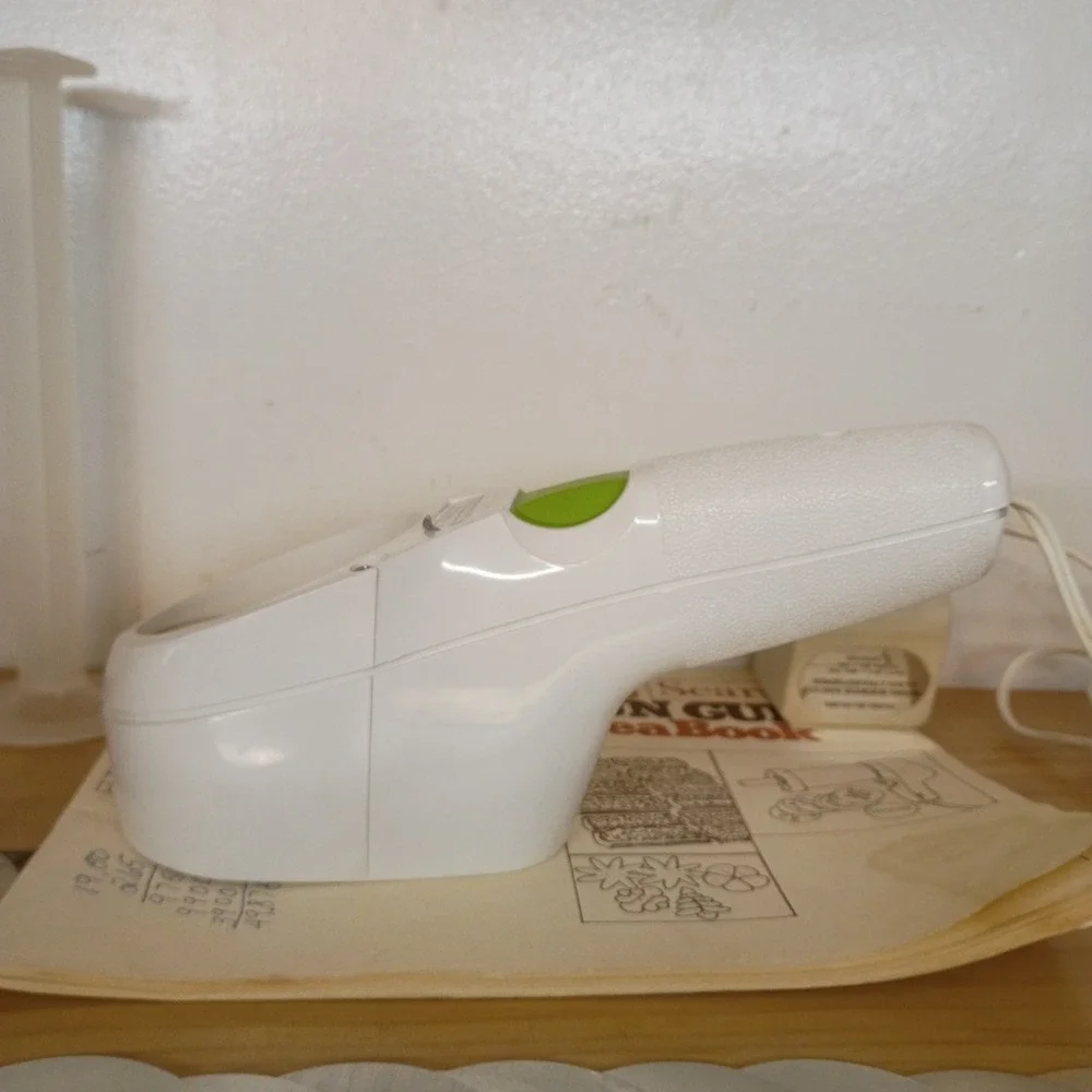 Vintage Sears Fun Gun Electric Cookie Pastry Press Super Shooter 9 Discs 3 Tips